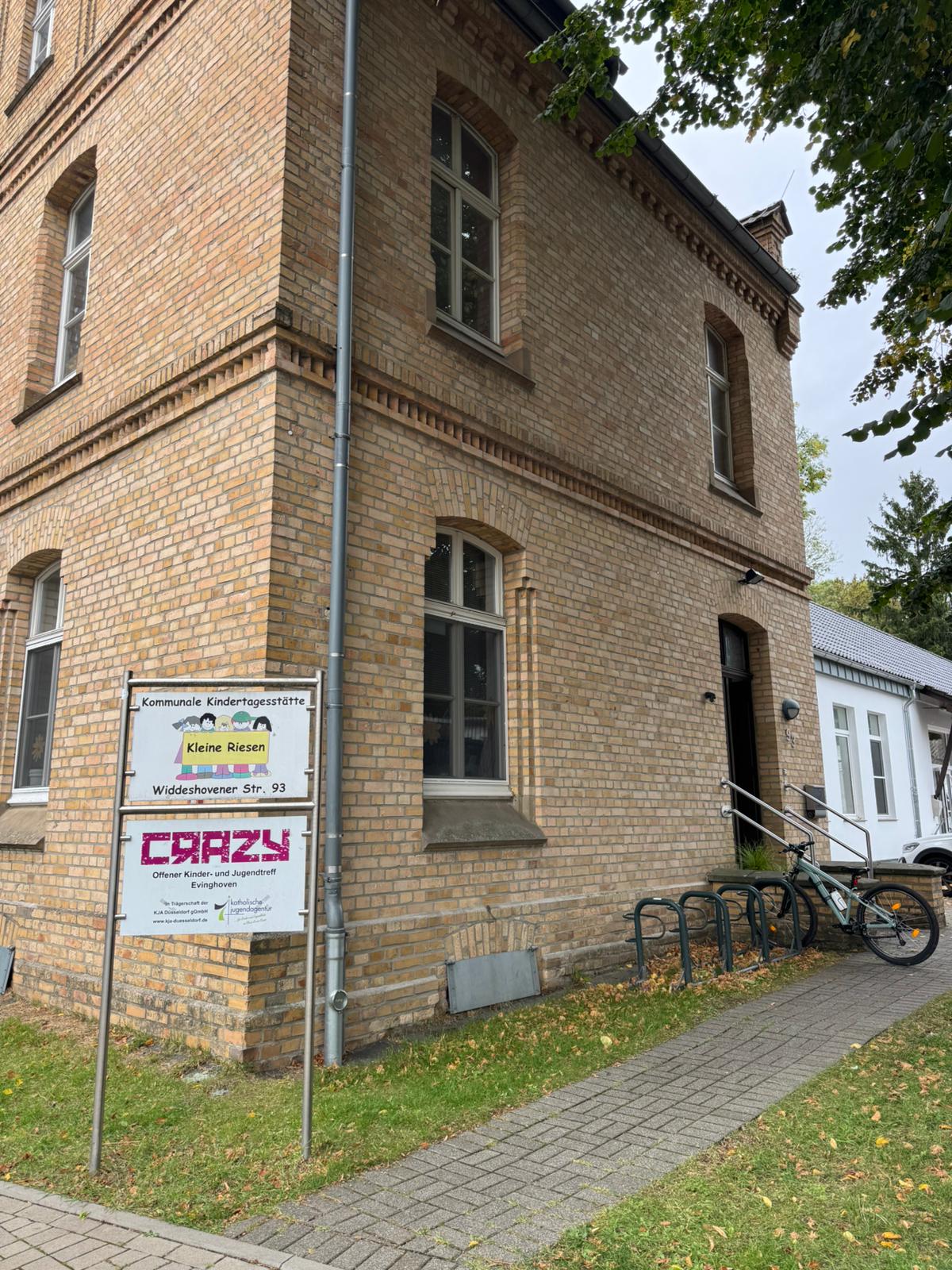 Rechts geht zum Eingang vom Crazy